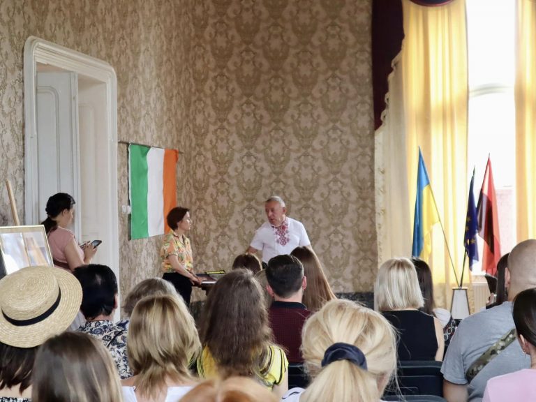 У Коломиї ірландці презентували збірку історій з Маріуполя про 2022 рік (ФОТО) 3 У Коломиї ірланці презентували збірку історій з Маріуполя про 2022 рік (ФОТО)