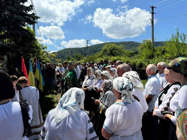 У Шешорах освятили пам'ятні стели полеглим воїнам Вадиму Яровому та Юрію Іванишину (ФОТО)