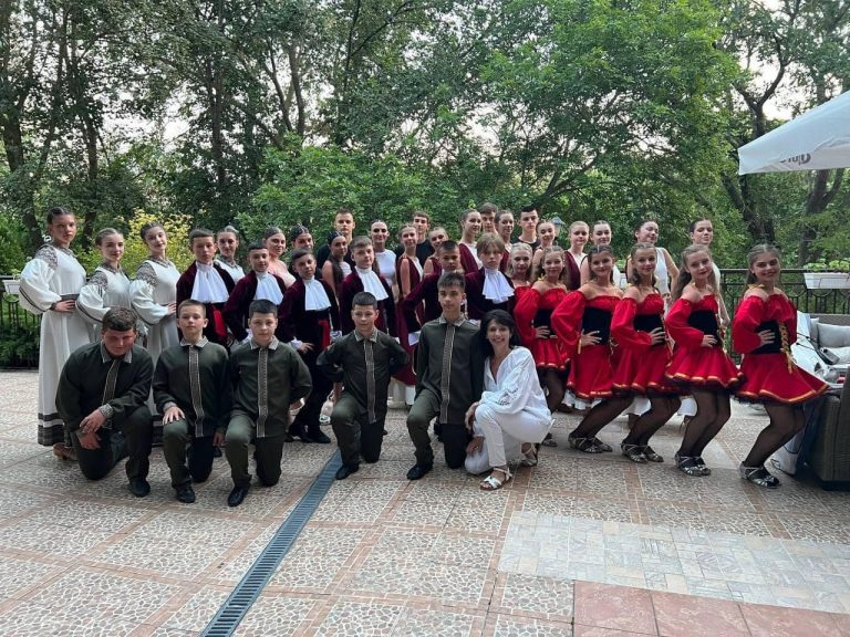Коломийський колектив "Квіти надії" здобув гран-прі на міжнародному конкурсі (ФОТО) 4 449147378 1087081406754905 2206903889694871280 n