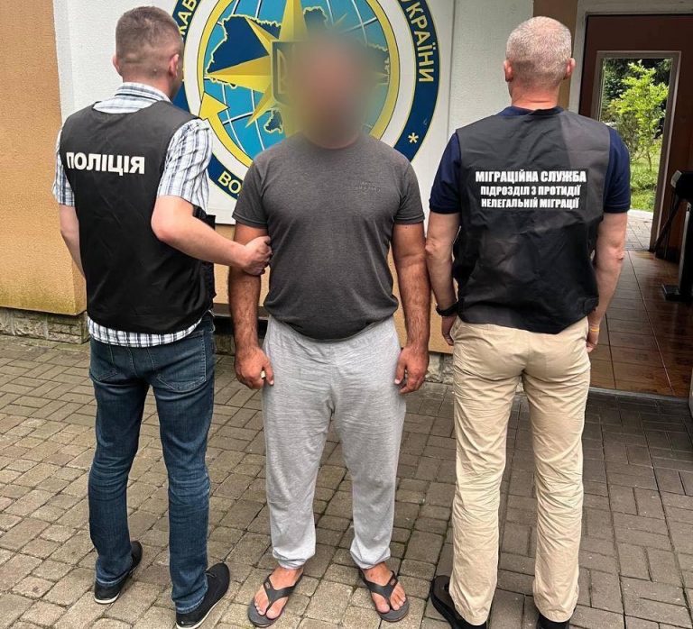 З Прикарпаття примусово видворять 38-річного узбекистанця: причина (ФОТО) 9 З Прикарпаття примусово видворять 38-річного узбекистанця: причина (ФОТО)