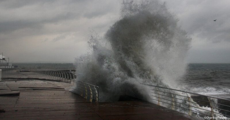 В Одесі під час шторму дівчину хвилею змило в море (ВІДЕО)
