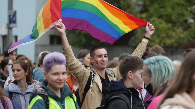 Скільки відсотків українців підтримують рівні права для ЛГБТ (ОПИТУВАННЯ)