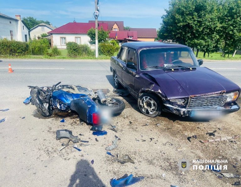 У Галичі "ВАЗ" зіткнувся з мотоциклом: двоє людей постраждали (ФОТО) 8 У Галичі "ВАЗ" зіткнувся з мотоциклом: двоє людей постраждали (ФОТО)