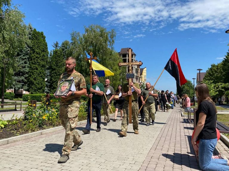 На Прикарпатті провели в останню путь воїна Андрія Долинського (ФОТО) 3 7
