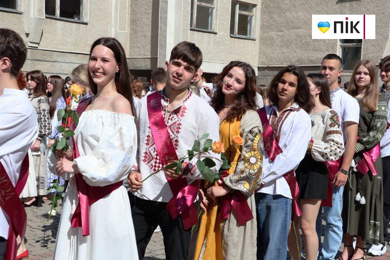 Люди Прикарпаття: останній дзвоник у ліцеях Івано-Франківська (ФОТО) 3 IMG 8173 scaled