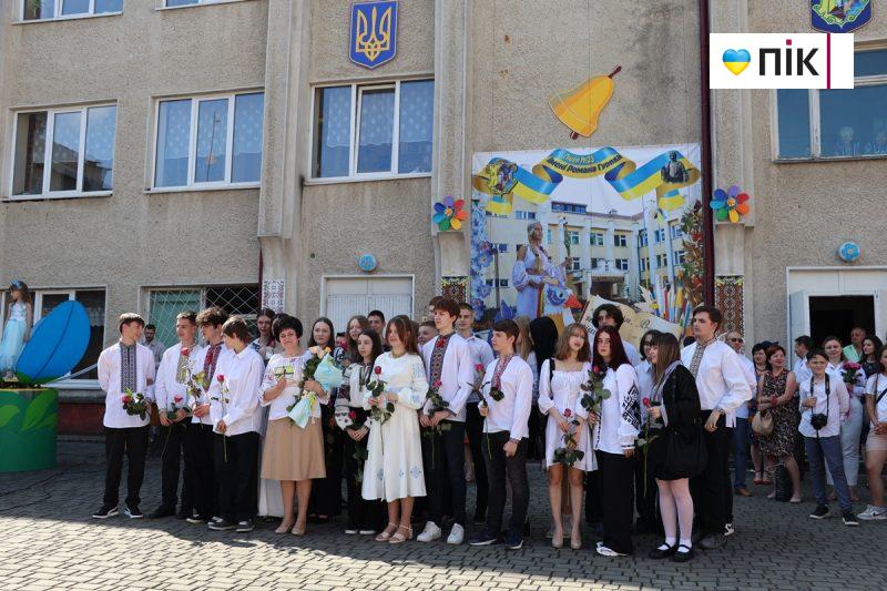 Люди Прикарпаття: останній дзвоник у ліцеях Івано-Франківська (ФОТО) 5 IMG 8187 scaled