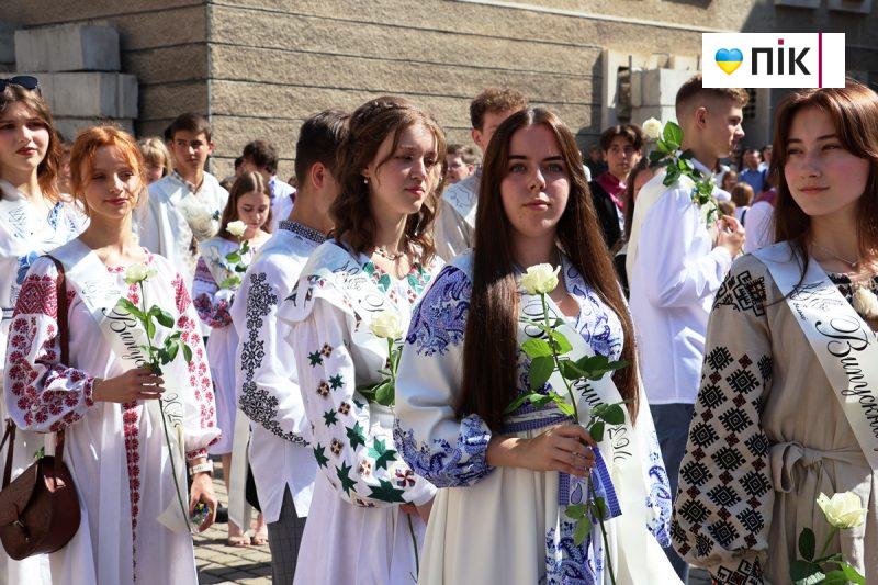 Люди Прикарпаття: останній дзвоник у ліцеях Івано-Франківська (ФОТО) 6 IMG 8209 scaled