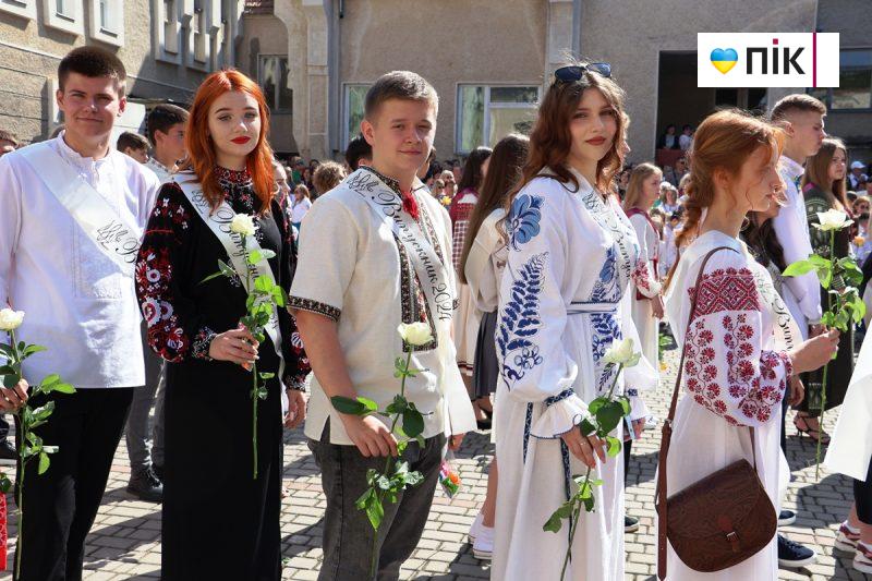 Люди Прикарпаття: останній дзвоник у ліцеях Івано-Франківська (ФОТО) 8 IMG 8232 scaled