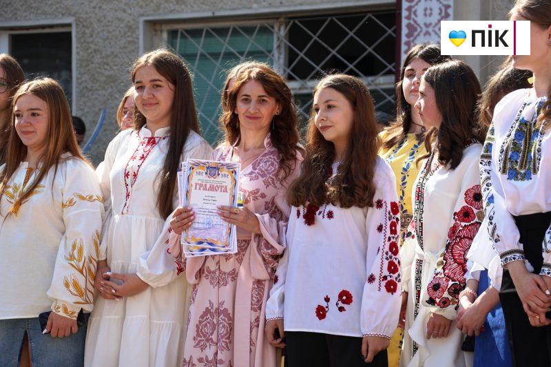 Люди Прикарпаття: останній дзвоник у ліцеях Івано-Франківська (ФОТО) 11 IMG 8262 scaled