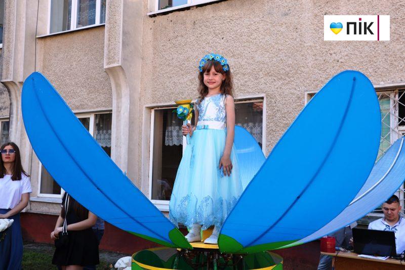 Люди Прикарпаття: останній дзвоник у ліцеях Івано-Франківська (ФОТО) 12 IMG 8273 scaled