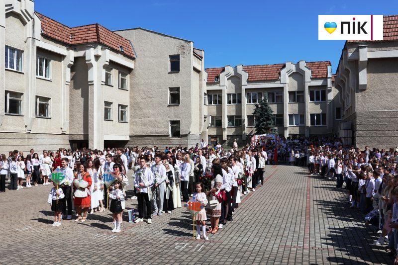 Люди Прикарпаття: останній дзвоник у ліцеях Івано-Франківська (ФОТО) 13 IMG 8281 1 scaled