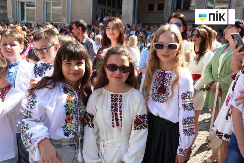 Люди Прикарпаття: останній дзвоник у ліцеях Івано-Франківська (ФОТО) 14 IMG 8283 scaled