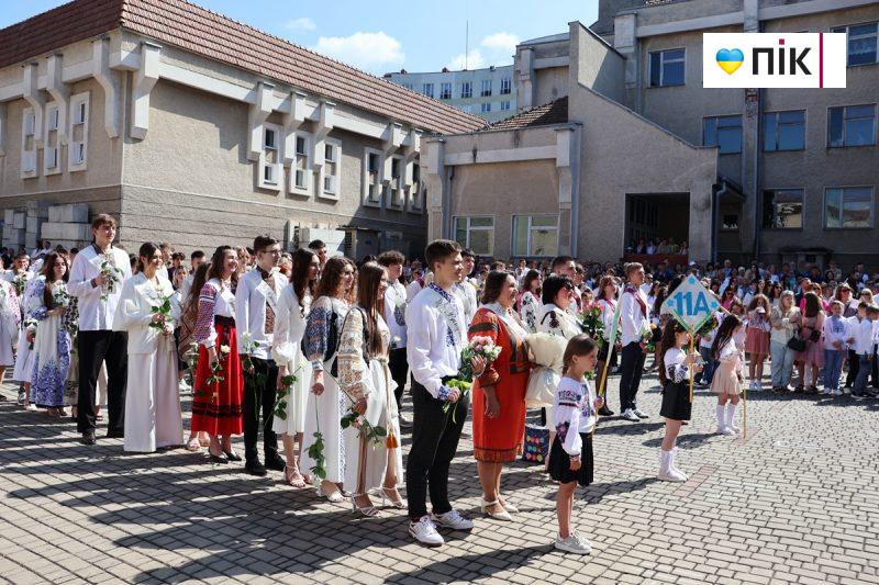 Люди Прикарпаття: останній дзвоник у ліцеях Івано-Франківська (ФОТО) 16 IMG 8301 scaled