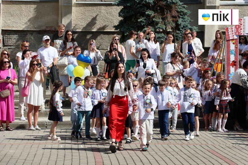 Люди Прикарпаття: останній дзвоник у ліцеях Івано-Франківська (ФОТО) 17 IMG 8308 scaled