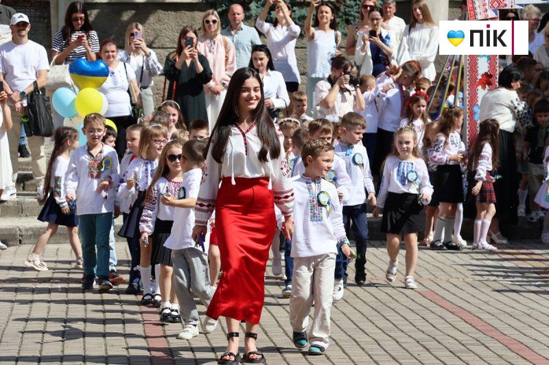 Люди Прикарпаття: останній дзвоник у ліцеях Івано-Франківська (ФОТО) 18 IMG 8317 scaled