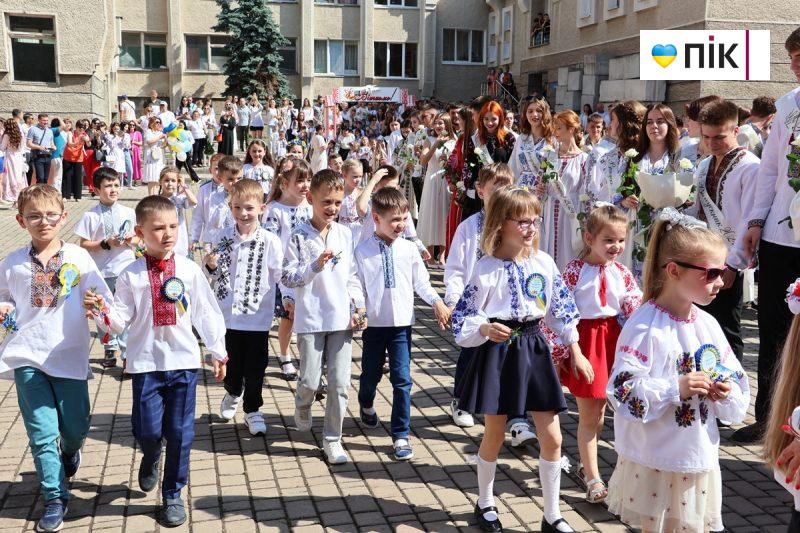 Люди Прикарпаття: останній дзвоник у ліцеях Івано-Франківська (ФОТО) 19 IMG 8340 scaled