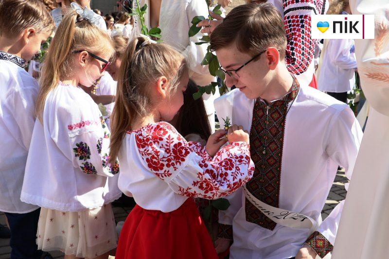 Люди Прикарпаття: останній дзвоник у ліцеях Івано-Франківська (ФОТО) 20 IMG 8351 scaled