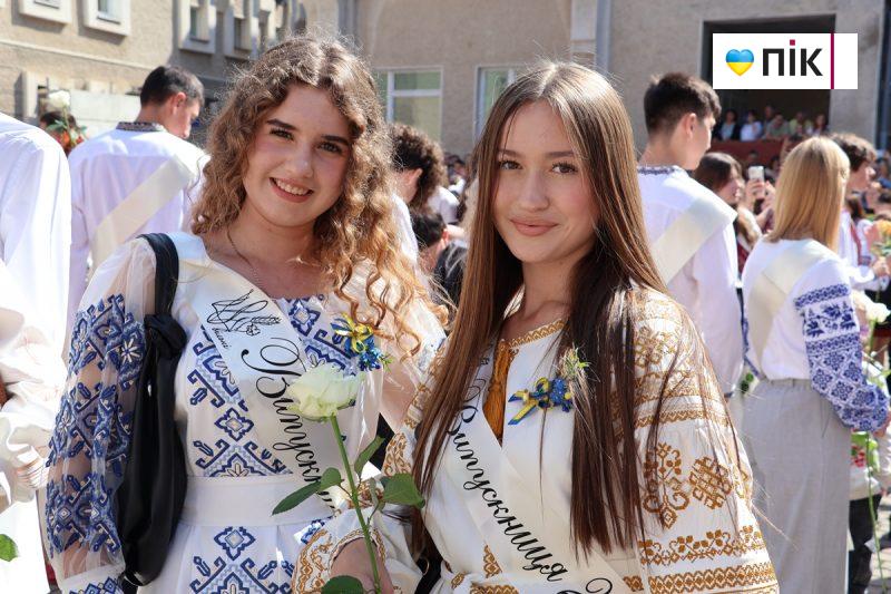 Люди Прикарпаття: останній дзвоник у ліцеях Івано-Франківська (ФОТО) 21 IMG 8391 1 scaled
