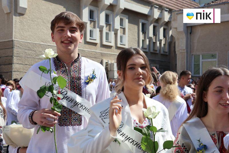 Люди Прикарпаття: останній дзвоник у ліцеях Івано-Франківська (ФОТО) 22 IMG 8402 scaled
