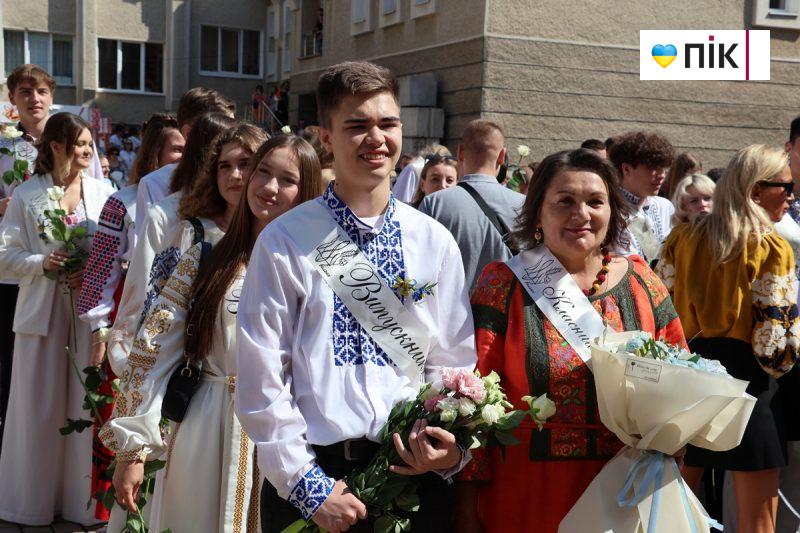 Люди Прикарпаття: останній дзвоник у ліцеях Івано-Франківська (ФОТО) 23 IMG 8418 scaled