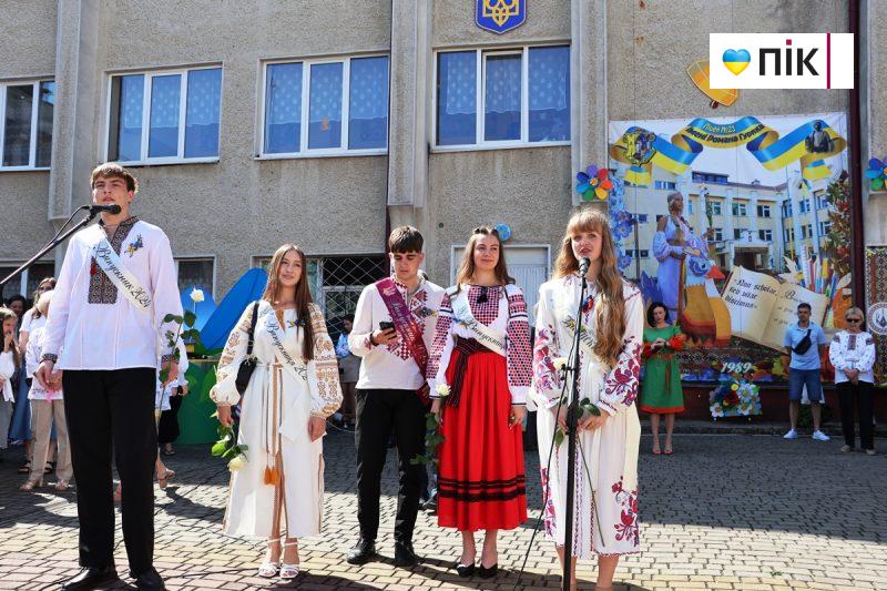 Люди Прикарпаття: останній дзвоник у ліцеях Івано-Франківська (ФОТО) 24 IMG 8434 scaled