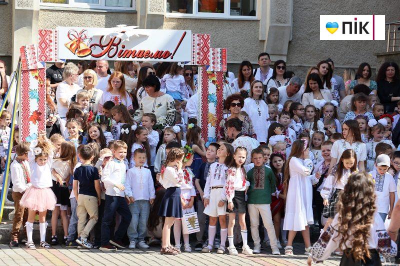 Люди Прикарпаття: останній дзвоник у ліцеях Івано-Франківська (ФОТО) 25 IMG 8518 scaled