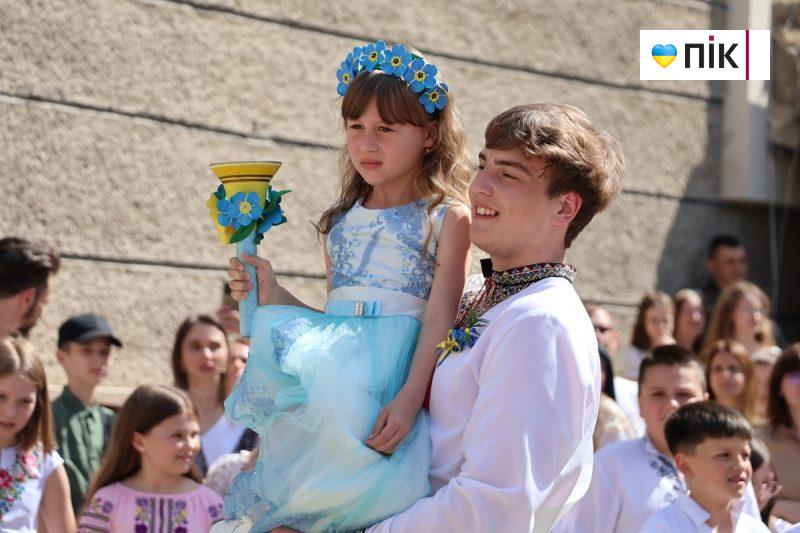 Люди Прикарпаття: останній дзвоник у ліцеях Івано-Франківська (ФОТО) 27 IMG 8549 scaled