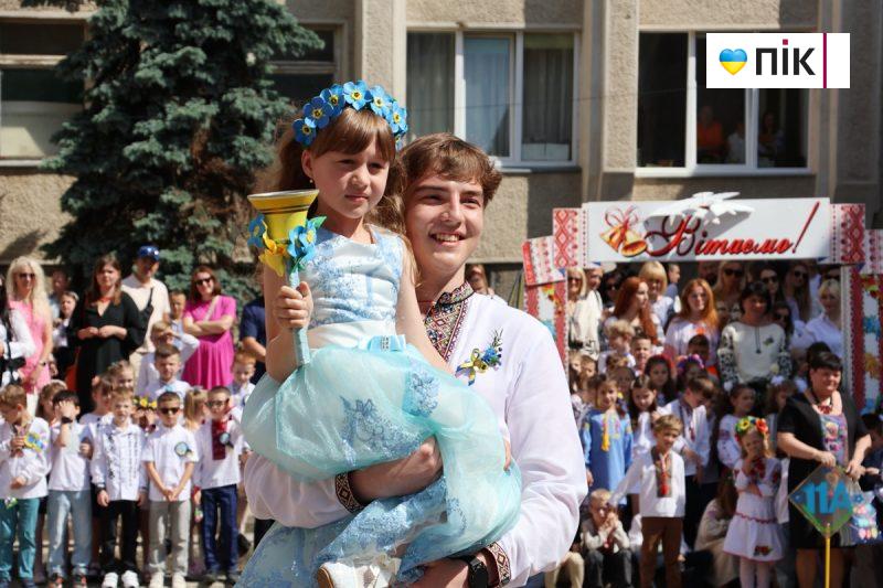 Люди Прикарпаття: останній дзвоник у ліцеях Івано-Франківська (ФОТО) 28 IMG 8559 scaled