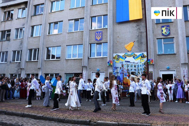Люди Прикарпаття: останній дзвоник у ліцеях Івано-Франківська (ФОТО) 30 IMG 8816 scaled