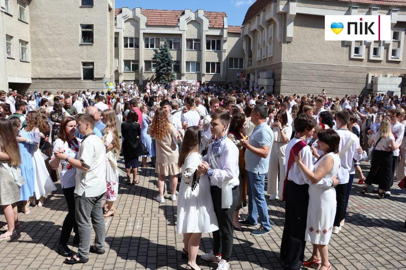 Люди Прикарпаття: останній дзвоник у ліцеях Івано-Франківська (ФОТО) 31 IMG 8952 scaled