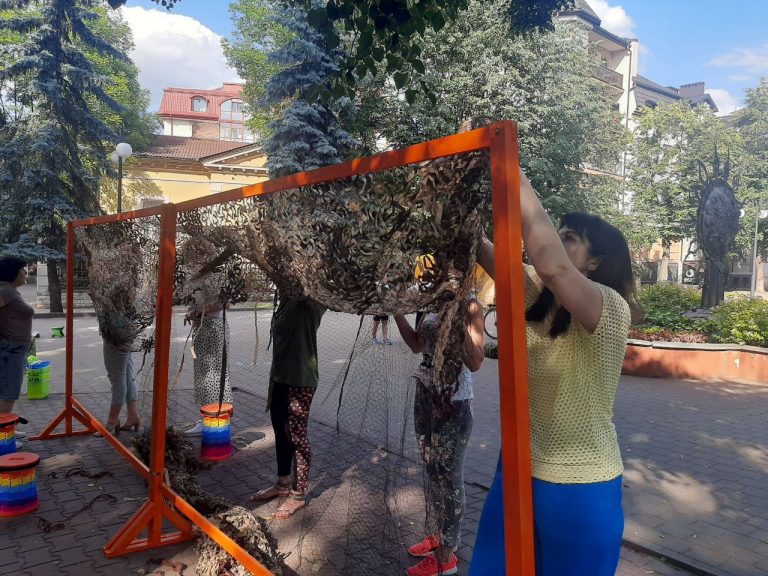 "Феї" працюють щоденно: як та де плетуть у Франківську маскувальні сітки (ФОТО) 14 Oksana Svitlichna plesty sitky skladna sprava ale mozhe navchytysya