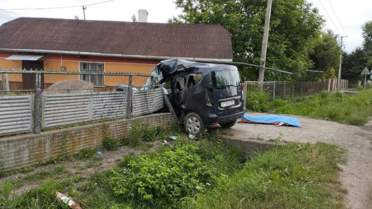 У Драгомирчанах водійка в'їхала в бетонну огорожу та загинула (ФОТО) 8 У Драгомирчанах водійка в'їхала в бетонну огорожу та загинула (ФОТО)