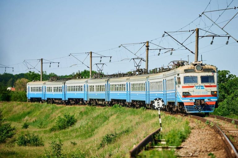 Щоб заощадити електроенергію: зміниться графік руху приміських електричок по Україні 4 fm9SEI1d
