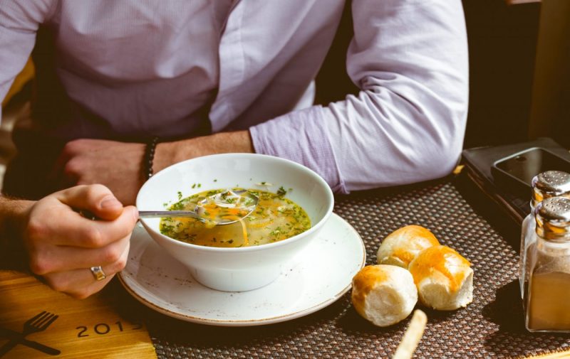 Чи може суп викликати гастрит: у МОЗ пояснили ознаки захворювання