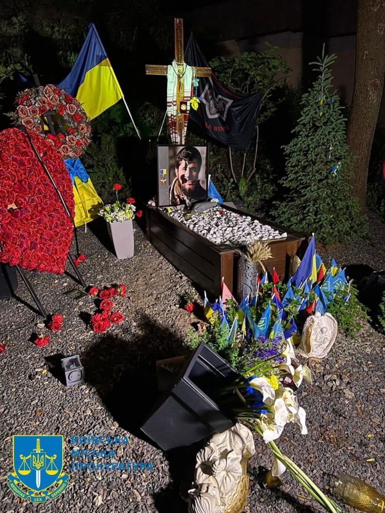 Невідома жінка понівечила могили "Да Вінчі", "Джуса", Петриченка 15 photo1718873826 2