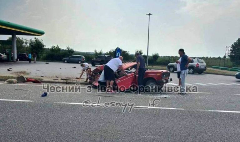 Жахлива автотроща сталася на Франківщині: одну з автівок розірвало навпіл (ВІДЕО) 11 photo 2024 06 22 17 25 07
