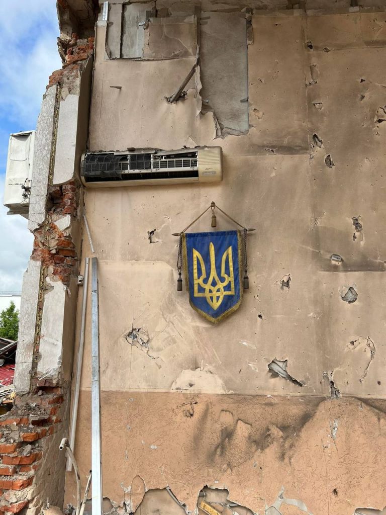 У Франківську на місці ракетного удару вцілів герб України (ФОТО) 7 photo 2024 06 23 19 12 44