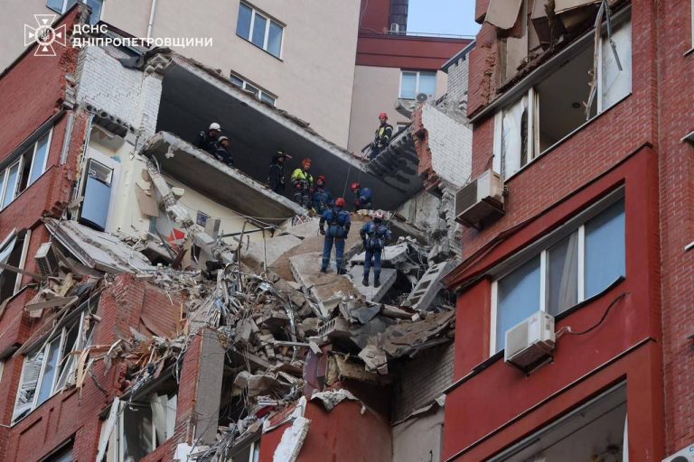 Удар РФ по багатоповерхівці у Дніпрі: зниклими вважаються п'ятеро людей (ФОТО) 7 photo 2024 06 29 08 17 09