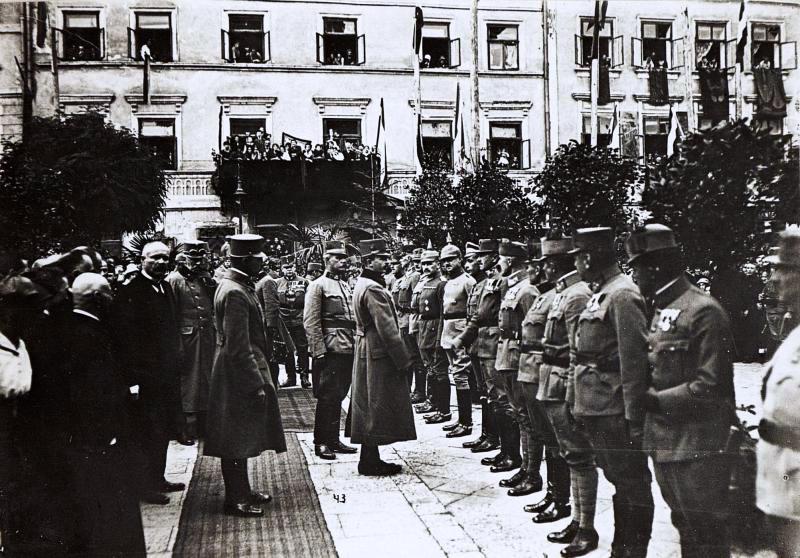 01917 Kaiser Karl I. beim Besuch von Stanislau unmittelbar nach der erfolgreichen Gegenoffensive in Galizien am 29.7.1917