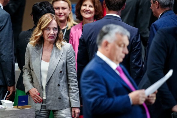Замість тисячі слів: прем'єрка Італії "з огидою" подивилася на Орбана (ФОТО)