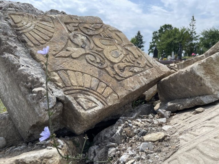 Понад 70 років пролежали під шаром бетону: вражаюча знахідка у Чернелиці на Прикарпатті (ФОТО, ВІДЕО) 4 4