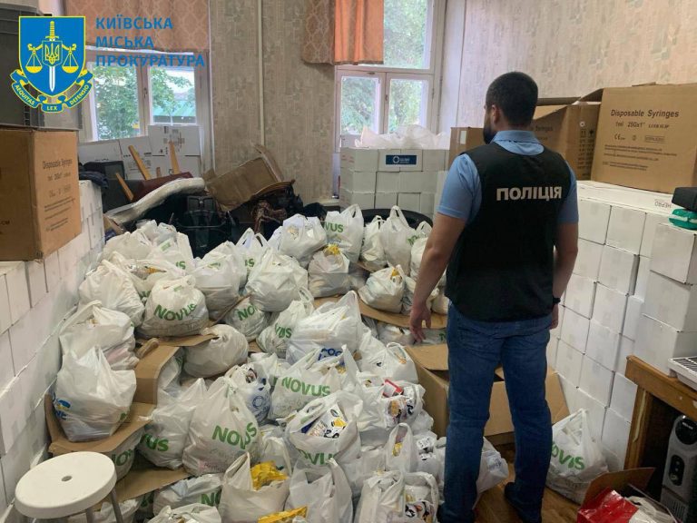 У Києві викрили керівницю Червоного хреста, яка вкрала гуманітарки на мільйони 11 У Києві викрили керівницю Червоного хреста, яка вкрала гуманітарки на мільйони