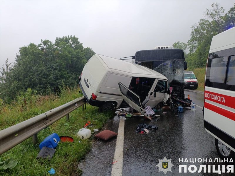 Автотроща на Львівщині: загинули водій позашляховика та його пасажирка (ФОТО)
