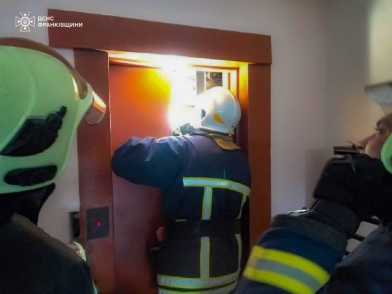 У Франківську майже щодня люди застрягають в ліфті через відключення світла (ФОТО) 12 У Франківську майже щодня люди застрягають в ліфті через відключення світла (ФОТО)
