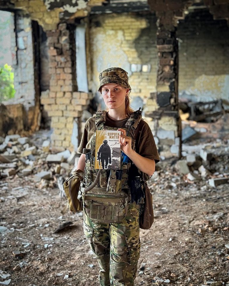 Захисниця з Прикарпаття Оксана Рубаняк видала збірку поезій "Дорога життя"