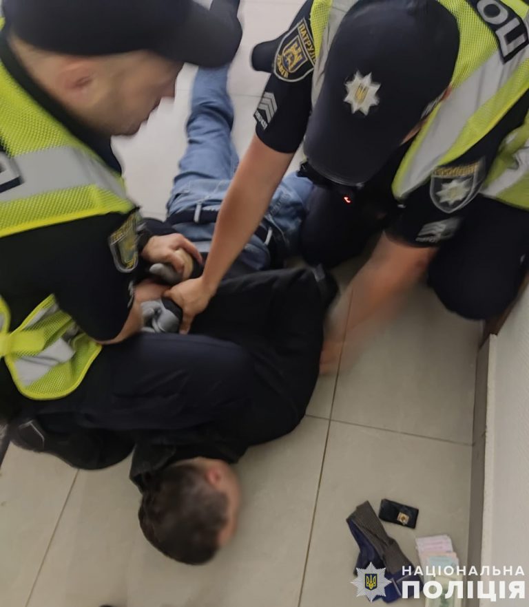 У Львові прикарпатець, втікаючи від поліцейських, стрибнув з третього поверху та зламав ногу (ФОТО) 1 450466850 880949537410152 918985464356286581 n