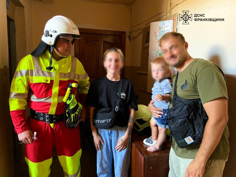 У Франківську в ліфтах застрягли вісім людей, четверо з них - діти (ФОТО) 7 У Франківську в ліфтах застрягли вісім людей, четверо з них - діти (ФОТО)