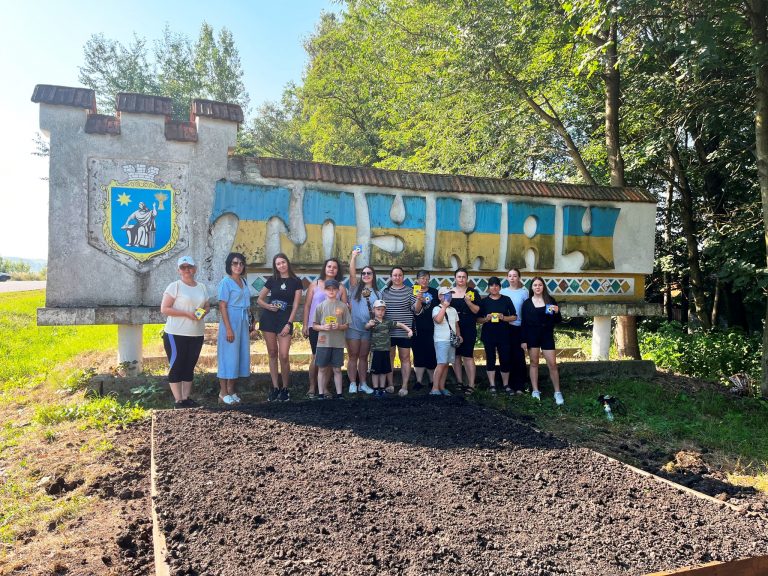 У пам'ять про захисників: у Тлумацькій громаді родини загиблих та зниклих військових посадили квіти (ФОТО) 7 450814164 881078370717782 8916879861853556077 n