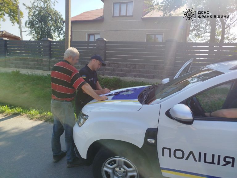 З самого ранку палив траву: житель Калущини заплатить штраф (ФОТО)