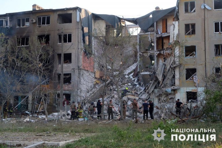 Російський авіаудар по Мирнограду: зруйнований під'їзд багатоповерхівки, є постраждалі (ФОТО) 8 451178420 829990309271001 7118905526580056709 n
